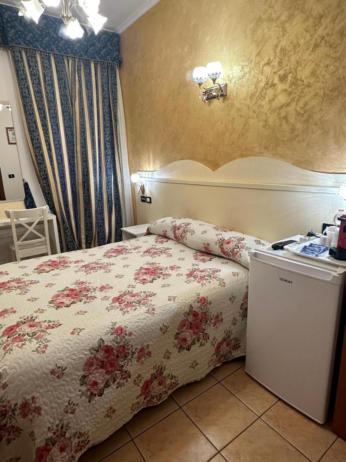 Near Termini Station Hotell Rom Exteriör bild